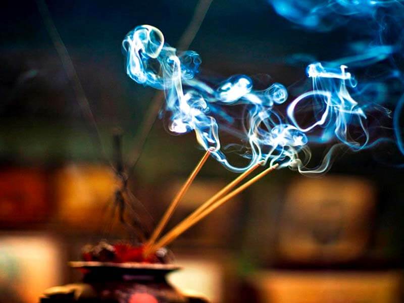 چوب عود در حال سوختن